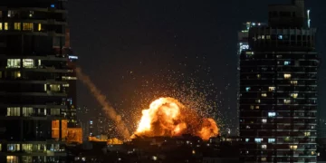 20 heridos por el impacto de un misil balístico iraní en Tel Aviv