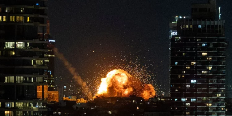 20 heridos por el impacto de un misil balístico iraní en Tel Aviv