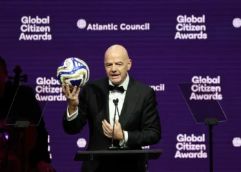 Infantino recibe su pasaporte libanés en el Ministerio del Interior en Beirut