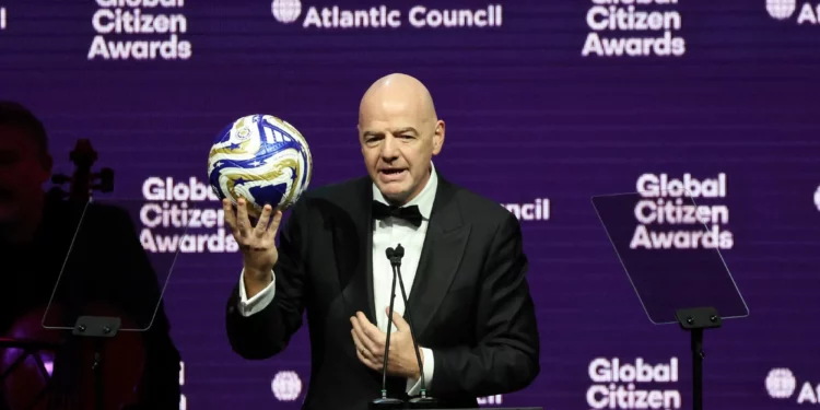 Infantino recibe su pasaporte libanés en el Ministerio del Interior en Beirut