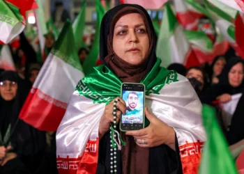 Irán efectúa un funeral por los miles de muertos en las recientes protestas