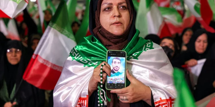 Irán efectúa un funeral por los miles de muertos en las recientes protestas