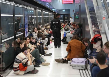 Servicios de emergencia de Israel atienden daños por fragmento de misil iraní