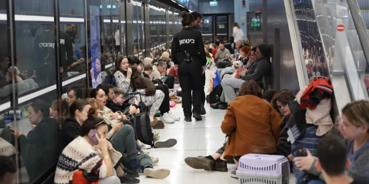 Servicios de emergencia de Israel atienden daños por fragmento de misil iraní