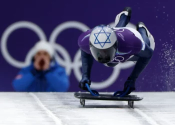 El esquiador israelí Jared Firestone termina cerca del final del pelotón en las dos primeras eliminatorias olímpicas