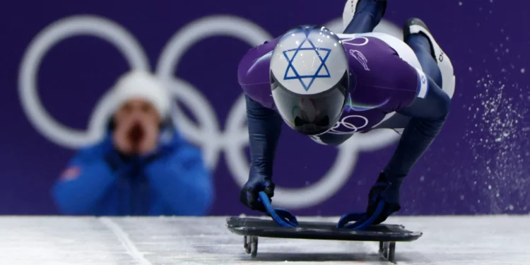 El esquiador israelí Jared Firestone termina cerca del final del pelotón en las dos primeras eliminatorias olímpicas