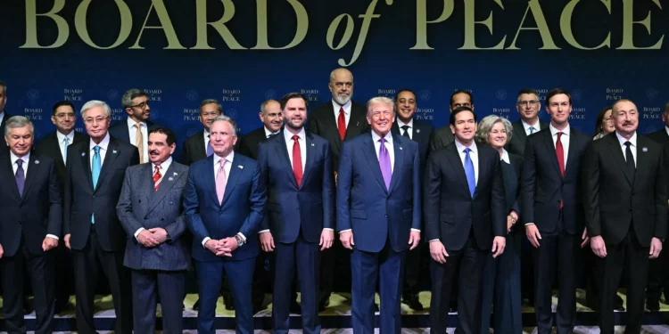 El presidente de Estados Unidos, Donald Trump (C), flanqueado por el vicepresidente JD Vance (I) y el secretario de Estado Marco Rubio (D), se une a los líderes para una foto de grupo durante la reunión inaugural de la Junta de Paz en el Instituto Estadounidense de la Paz en Washington, D.C., el 19 de febrero de 2026. (SAUL LOEB / AFP)