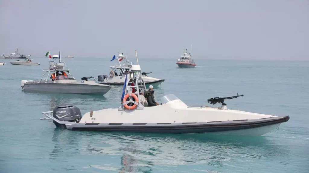 Seis cañoneras iraníes intentaron detener un petrolero de EE. UU. en Ormuz