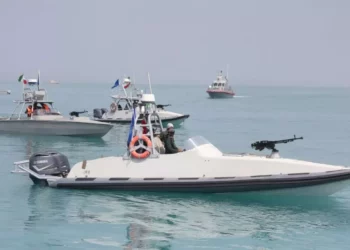 Seis cañoneras iraníes intentaron detener un petrolero de EE. UU. en Ormuz