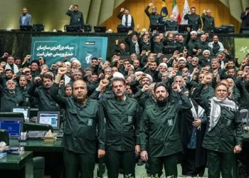 Legisladores iraníes respaldan al CGRI con uniformes y gritan “¡Muerte a Israel!