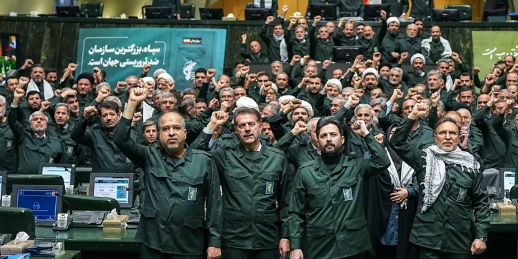 Legisladores iraníes respaldan al CGRI con uniformes y gritan “¡Muerte a Israel!