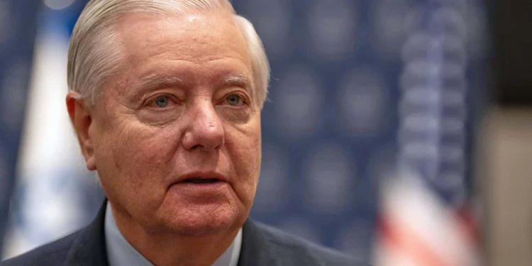 Lindsey Graham insta a Trump a ignorar a los asesores que se oponen al ataque contra Irán