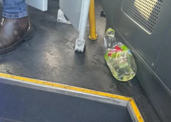 Los fiscales preparan cargos contra un hombre por intentar quemar a un niño en un autobús