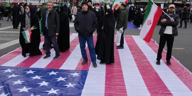 Irán despide a director de TV: reportero pidió la muerte de Jamenei en vivo