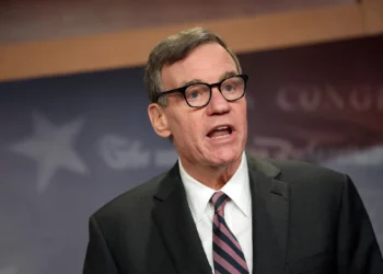 Líder demócrata acusa a Trump de “tergiversar inteligencia” para justificar la guerra contra Irán