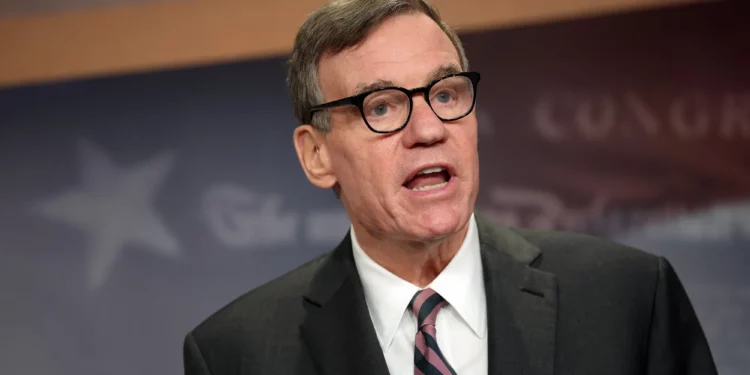 Líder demócrata acusa a Trump de “tergiversar inteligencia” para justificar la guerra contra Irán