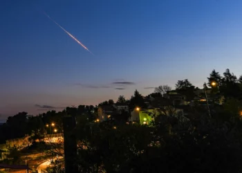 Irán ha lanzado alrededor de 150 misiles balísticos contra Israel