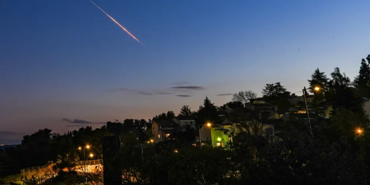 Irán ha lanzado alrededor de 150 misiles balísticos contra Israel