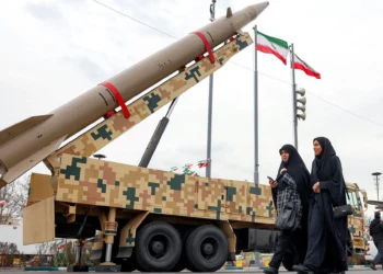 Mujeres pasan junto a un vehículo lanzador de misiles balísticos en Teherán el 11 de febrero de 2026, durante una manifestación con motivo del 47.º aniversario de la revolución islámica de 1979 (AFP).