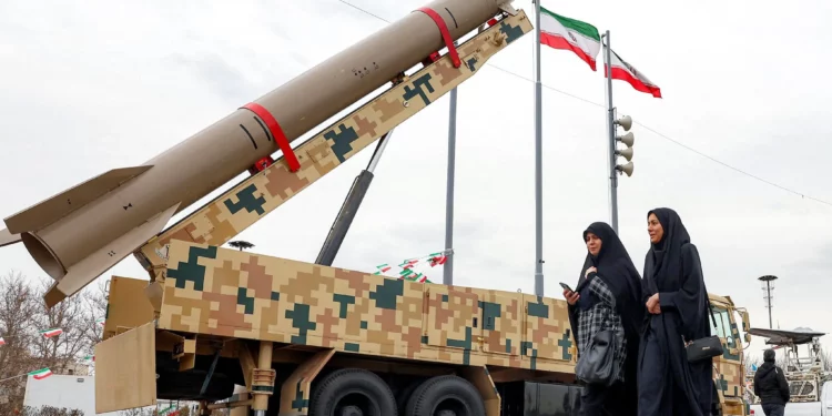 Mujeres pasan junto a un vehículo lanzador de misiles balísticos en Teherán el 11 de febrero de 2026, durante una manifestación con motivo del 47.º aniversario de la revolución islámica de 1979 (AFP).