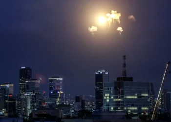 Impactan fragmentos de misiles de Irán en el centro de Israel