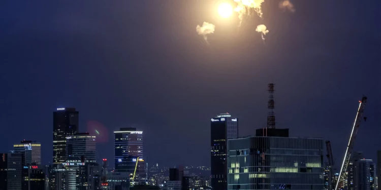 Impactan fragmentos de misiles de Irán en el centro de Israel