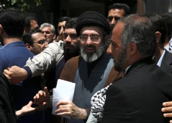 Mojtaba, hijo del líder supremo iraní, el ayatolá Alí Jamenei, en el centro, asiste a la manifestación anual del Día de Quds, o Jerusalén, en Teherán, Irán, el 31 de mayo de 2019. (AP/Vahid Salemi)