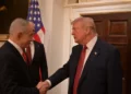 Netanyahu y Trump buscan un plan conjunto si fracasa un acuerdo con Irán La reunión en curso del primer ministro Benjamin Netanyahu con el presidente de Estados Unidos, Donald Trump, en la Casa Blanca busca fijar una línea de actuación común si Washington no consigue un acuerdo con Irán, en un contexto de escepticismo mutuo sobre la posibilidad de que se concrete un pacto, según Canal 12. De acuerdo con la cadena, un alto funcionario estadounidense sostuvo que Washington duda de que se logre un acuerdo con Irán, incluso si se limita al programa nuclear iraní y no incluye también los misiles balísticos. En ese marco, el funcionario señaló que uno de los objetivos centrales de la reunión es definir un plan de acción si el acuerdo fracasa. El funcionario agregó que, si Israel y Estados Unidos acuerdan un ataque conjunto en ausencia de un pacto, la medida resultará más efectiva si ambos países la ejecutan juntos. La información cita a funcionarios estadounidenses e israelíes como fuente de estos planteamientos comunicados a Canal 12. Por su parte, el informe indicó que los estamentos políticos y de seguridad en Israel tampoco esperan que surja un acuerdo. Según el reporte, Netanyahu procura mantener la libertad de acción de Israel respecto de Teherán, exista o no un pacto.