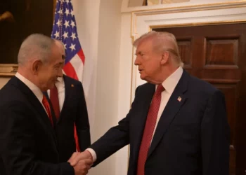 Netanyahu y Trump buscan un plan conjunto si fracasa un acuerdo con Irán La reunión en curso del primer ministro Benjamin Netanyahu con el presidente de Estados Unidos, Donald Trump, en la Casa Blanca busca fijar una línea de actuación común si Washington no consigue un acuerdo con Irán, en un contexto de escepticismo mutuo sobre la posibilidad de que se concrete un pacto, según Canal 12. De acuerdo con la cadena, un alto funcionario estadounidense sostuvo que Washington duda de que se logre un acuerdo con Irán, incluso si se limita al programa nuclear iraní y no incluye también los misiles balísticos. En ese marco, el funcionario señaló que uno de los objetivos centrales de la reunión es definir un plan de acción si el acuerdo fracasa. El funcionario agregó que, si Israel y Estados Unidos acuerdan un ataque conjunto en ausencia de un pacto, la medida resultará más efectiva si ambos países la ejecutan juntos. La información cita a funcionarios estadounidenses e israelíes como fuente de estos planteamientos comunicados a Canal 12. Por su parte, el informe indicó que los estamentos políticos y de seguridad en Israel tampoco esperan que surja un acuerdo. Según el reporte, Netanyahu procura mantener la libertad de acción de Israel respecto de Teherán, exista o no un pacto.