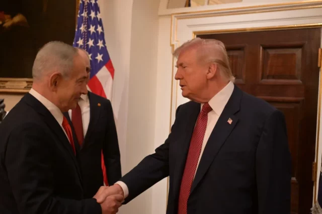 Netanyahu y Trump buscan un plan conjunto si fracasa un acuerdo con Irán La reunión en curso del primer ministro Benjamin Netanyahu con el presidente de Estados Unidos, Donald Trump, en la Casa Blanca busca fijar una línea de actuación común si Washington no consigue un acuerdo con Irán, en un contexto de escepticismo mutuo sobre la posibilidad de que se concrete un pacto, según Canal 12. De acuerdo con la cadena, un alto funcionario estadounidense sostuvo que Washington duda de que se logre un acuerdo con Irán, incluso si se limita al programa nuclear iraní y no incluye también los misiles balísticos. En ese marco, el funcionario señaló que uno de los objetivos centrales de la reunión es definir un plan de acción si el acuerdo fracasa. El funcionario agregó que, si Israel y Estados Unidos acuerdan un ataque conjunto en ausencia de un pacto, la medida resultará más efectiva si ambos países la ejecutan juntos. La información cita a funcionarios estadounidenses e israelíes como fuente de estos planteamientos comunicados a Canal 12. Por su parte, el informe indicó que los estamentos políticos y de seguridad en Israel tampoco esperan que surja un acuerdo. Según el reporte, Netanyahu procura mantener la libertad de acción de Israel respecto de Teherán, exista o no un pacto.