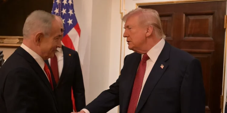 Netanyahu y Trump buscan un plan conjunto si fracasa un acuerdo con Irán La reunión en curso del primer ministro Benjamin Netanyahu con el presidente de Estados Unidos, Donald Trump, en la Casa Blanca busca fijar una línea de actuación común si Washington no consigue un acuerdo con Irán, en un contexto de escepticismo mutuo sobre la posibilidad de que se concrete un pacto, según Canal 12. De acuerdo con la cadena, un alto funcionario estadounidense sostuvo que Washington duda de que se logre un acuerdo con Irán, incluso si se limita al programa nuclear iraní y no incluye también los misiles balísticos. En ese marco, el funcionario señaló que uno de los objetivos centrales de la reunión es definir un plan de acción si el acuerdo fracasa. El funcionario agregó que, si Israel y Estados Unidos acuerdan un ataque conjunto en ausencia de un pacto, la medida resultará más efectiva si ambos países la ejecutan juntos. La información cita a funcionarios estadounidenses e israelíes como fuente de estos planteamientos comunicados a Canal 12. Por su parte, el informe indicó que los estamentos políticos y de seguridad en Israel tampoco esperan que surja un acuerdo. Según el reporte, Netanyahu procura mantener la libertad de acción de Israel respecto de Teherán, exista o no un pacto.