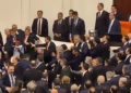 Una pelea estalló en el Parlamento turco durante el juramento de Akin Gurlek