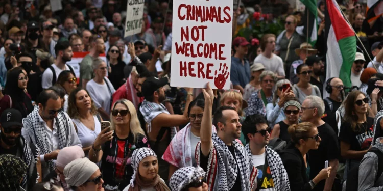 Miles protestan en Australia por la visita del presidente de Israel