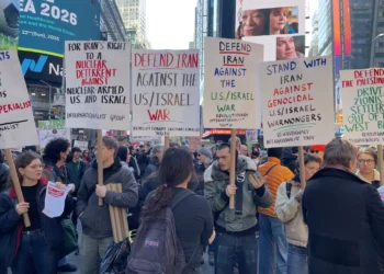 Cientos de manifestantes protestan en Times Square contra los ataques a Irán