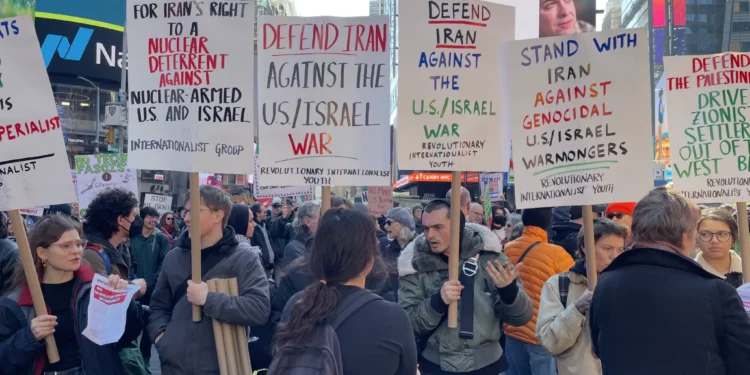 Cientos de manifestantes protestan en Times Square contra los ataques a Irán