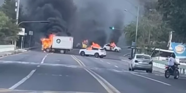 Estallan “enfrentamientos” en puerto turístico de México: Turistas confinados