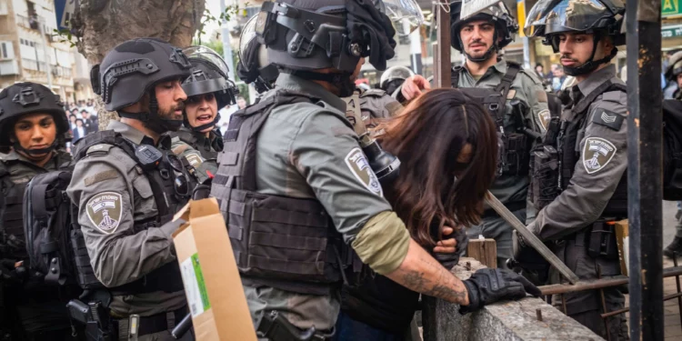 Dos mujeres soldado atacadas en Bnei Brak: rescatadas por la policía