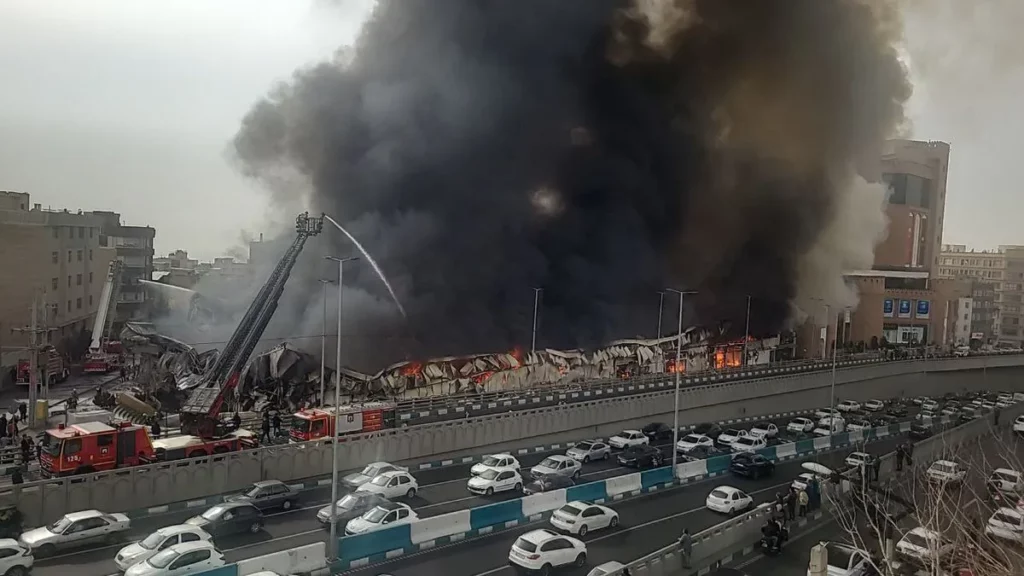 Se produce un gran incendio en un bazar al oeste de Teherán