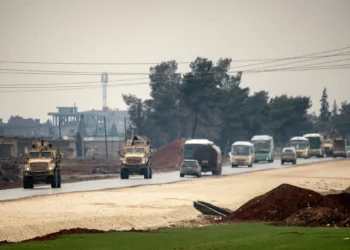 Irak recibió a 2.225 detenidos de ISIS trasladados desde Siria por EE. UU.