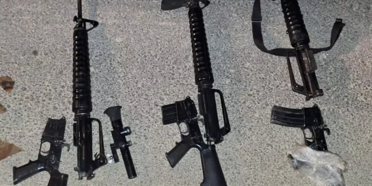 Las FDI frustran un intento de contrabando de tres rifles con un dron