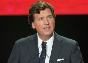 El exprimer ministro Bennett tacha a Tucker Carlson de “cobarde” y “farsante”