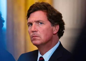 Tucker Carlson llega a Israel para entrevistar al embajador Mike Huckabee