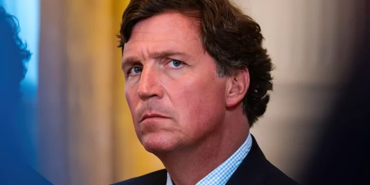 Tucker Carlson llega a Israel para entrevistar al embajador Mike Huckabee