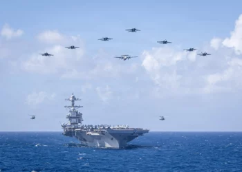 Aeronaves del Ala Aérea 8 de la Armada de los Estados Unidos vuelan en formación sobre el portaaviones más grande del mundo, el portaaviones clase Ford USS Gerald R. Ford (CVN 78), durante la ceremonia aérea de cambio de mando del Ala Aérea 8 mientras navegaba por el mar Caribe, el 19 de enero de 2026 (foto de la Armada de los Estados Unidos)