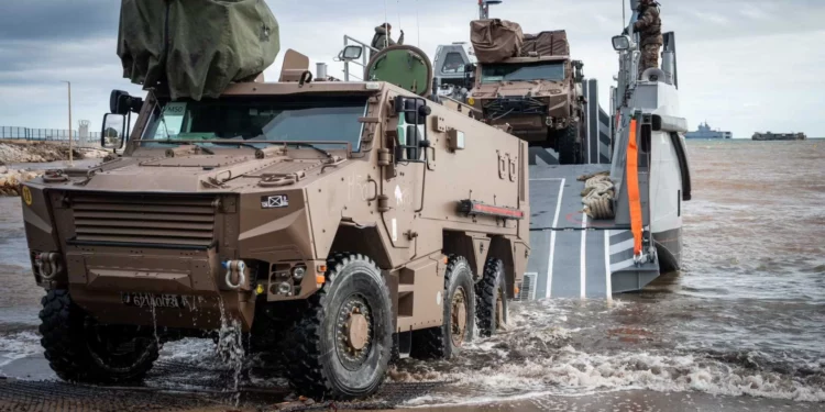 El Ejército francés prueba el desembarco anfibio del VBMR Griffon