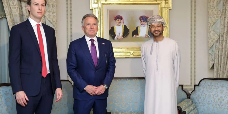 En esta fotografía facilitada por el Ministerio de Asuntos Exteriores de Omán el 6 de febrero de 2026, el enviado especial estadounidense Steve Witkoff (C), Jared Kushner y el ministro de Asuntos Exteriores de Omán, Badr bin Hamad al-Busaidi, posan para una foto durante una reunión en Mascate. (Facilitada por el Ministerio de Asuntos Exteriores de Omán/AFP)
