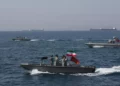 Lanchas de ataque iraníes entrenan en el estrecho de Ormuz
