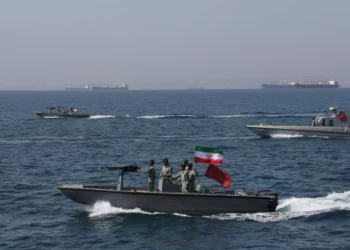 Lanchas de ataque iraníes entrenan en el estrecho de Ormuz