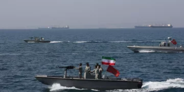 Lanchas de ataque iraníes entrenan en el estrecho de Ormuz