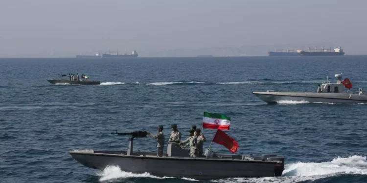 Lanchas de ataque iraníes entrenan en el estrecho de Ormuz